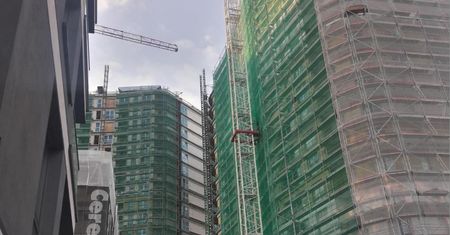 "Hongkong na Woli". Rozmawiamy z mieszkańcami osiedla. "Kurz, hałas, tłok"