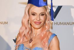 Nie wiadomo, gdzie podziać oczy. Doda na uroczystej gali uczelni w mikro sukience