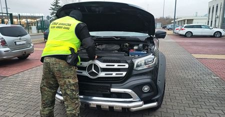 Kradną i "klonują" auta. Potem jadą w jednym kierunku