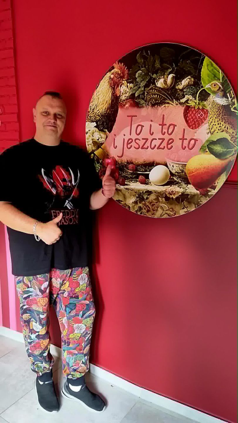 Maciej Gałan pod restauracją we Wrocławiu