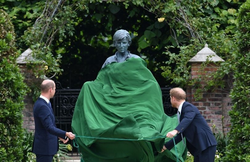 Książę William i Harry odsłaniają pomnik księżnej Diany