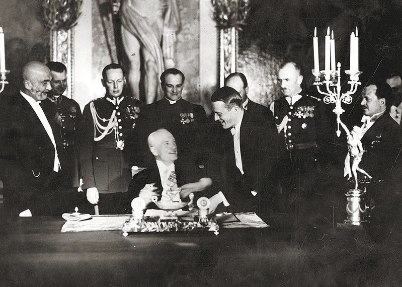 Ceremonia podpisania przez prezydenta Ignacego Mościckiego konstytucji 1935 roku
