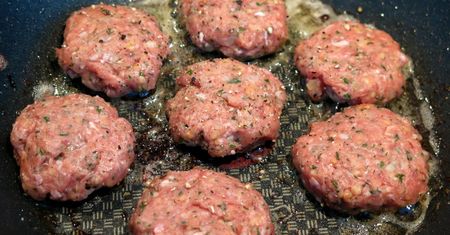 Groźna bakteria w hamburgerze. Salmonella może powodować zatrucia pokarmowe