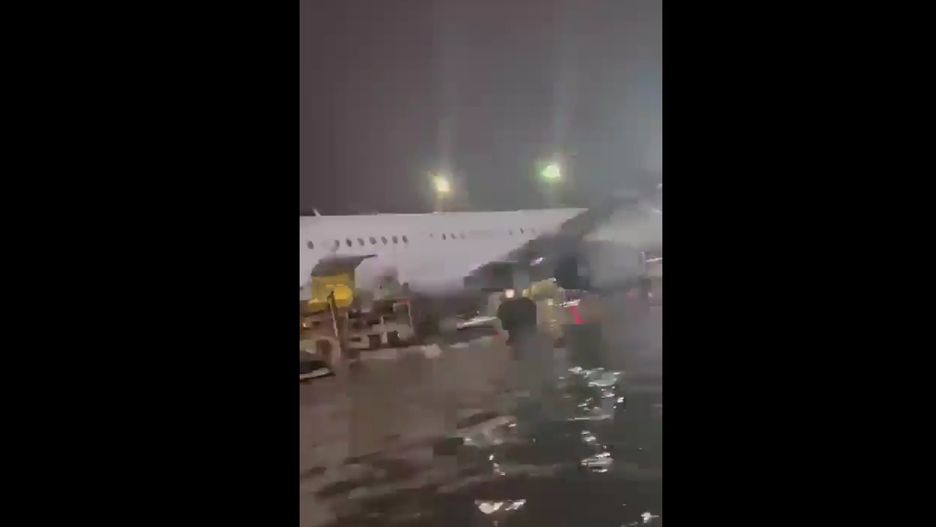 Samolot znalazł się prawie pod wodą