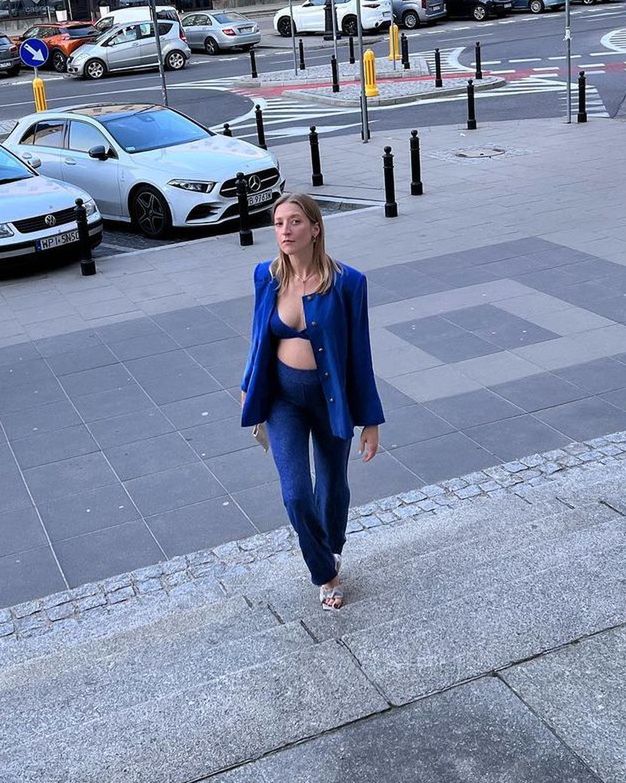 Ciężarna Lara Gessler pozuje w centrum Warszawy