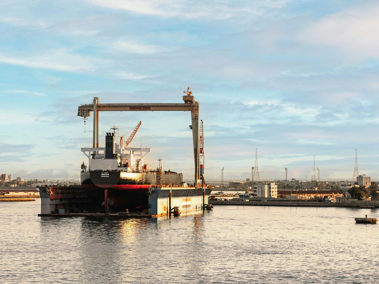 Kanał Sueski pod presją – drastyczny spadek ruchu i dochodów z powodu ataków Huti