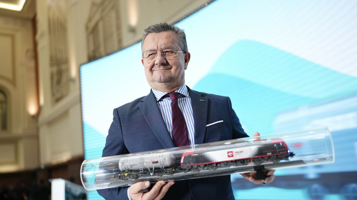 Orlen podpisuje umowy na lokomotywy
24.11.2025 Warszawa Podpisanie umow przez Orlen na dostawy lokomotyw od polskich producentow Fot. Marysia Zawada/REPORTER
N/z: Krzysztof Zdziarski prezes PESA Bydgoszcz
Marysia Zawada/REPORTER