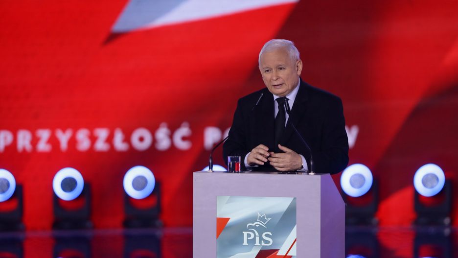 Katowice, 01.10.2023. Kampania wyborcza do parlamentu 2023. Wicepremier, prezes PiS Jarosław Kaczyński podczas konwencji PiS pod hasłem "Bezpieczna Polska", 1 bm. w hali widowiskowo-sportowej "Spodek" w Katowicach. (mr) PAP/Zbigniew Meissner