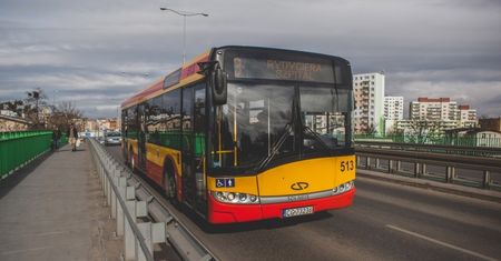 Dwa wypadki w Warszawie. Przewoźnik zabrał głos po decyzji miasta