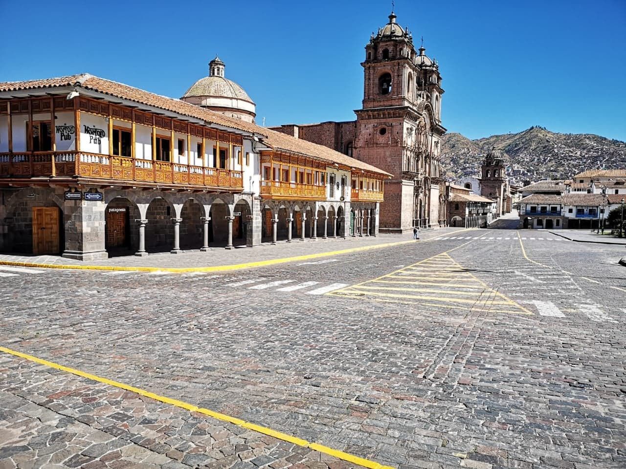 Aktualne zdjęcie ze ścisłego, turystycznego centrum Cuzco, w którym wszystko jest zamknięte