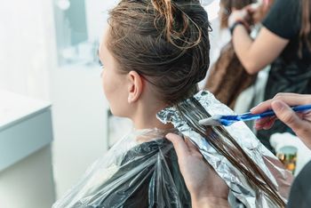 Platyna już dawno odeszła w zapomnienie. Teraz na włosach rządzi bawarka