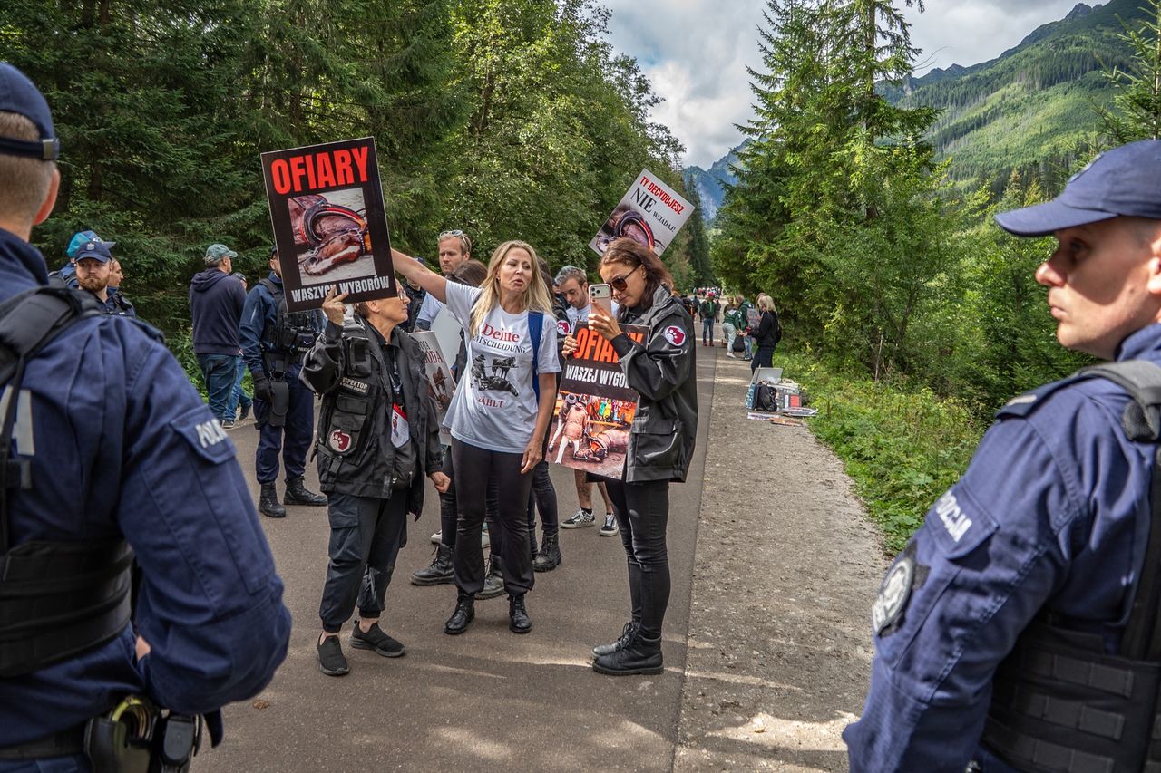 Morskie Oko: Gorąco na Palenicy Białczańskiej. Policja odgrodziła aktywistów