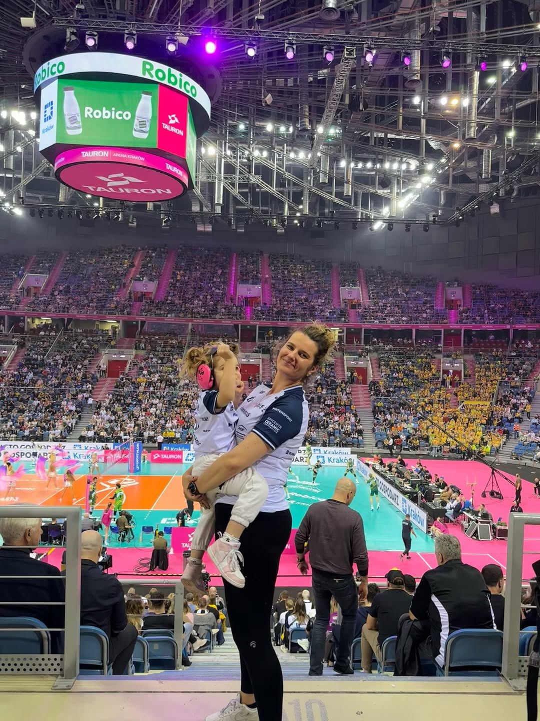 Zofia Zborowska z córkami na meczu