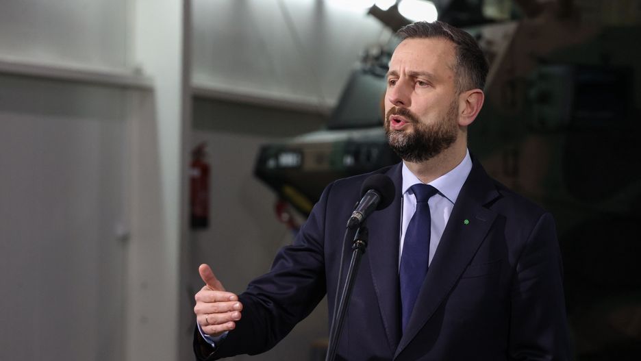 W�adys�aw Kosiniak-Kamysz
Kutno, 28.02.2024. Wicepremier, minister obrony narodowej W�adys�aw Kosiniak-Kamysz podczas wypowiedzi dla medi�w w siedzibie AMZ-KUTNO S.A., 28 bm. w Kutnie. Zosta�a podpisana umowa ramowa z AMZ-KUTNO S.A. na dostarczenie lekkich opancerzonych transporter�w rozpoznawczych (LOTR) Kleszcz. W planach resortu obrony jest pozyskanie 300 woz�w maj�cych zast�pi� przestarza�e transportery BEDM-2. (aldg) PAP/Marian Zubrzycki
Marian Zubrzycki
AMZ-KUTNO S.A., Kleszcz, LOTR, opancerzonych transporter�w, polityk, polityka, rozpoznawczych, umowa