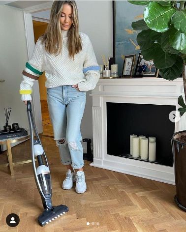 Małgorzata Rozenek odkurza czystą podłogę