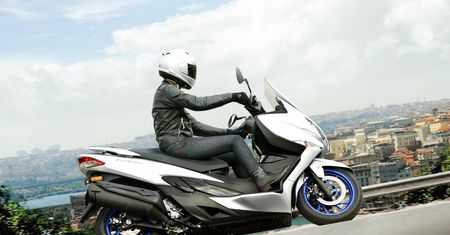 Suzuki Burgman 400 wygląda po staremu, ale pod spodem dostał kilka nowości