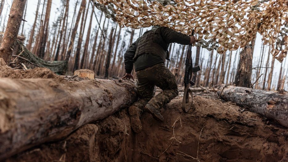 Rosja wysyła ich na front. Nazywają ich "wielbłądami". Na zdjęciu ukraiński żołnierz w pełnym uzbrojeniu