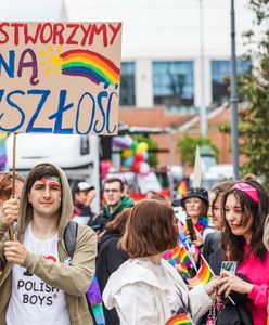 У Варшаві зіпсували ЛГБТ+ плакати. Тепер це місце для поцілунків