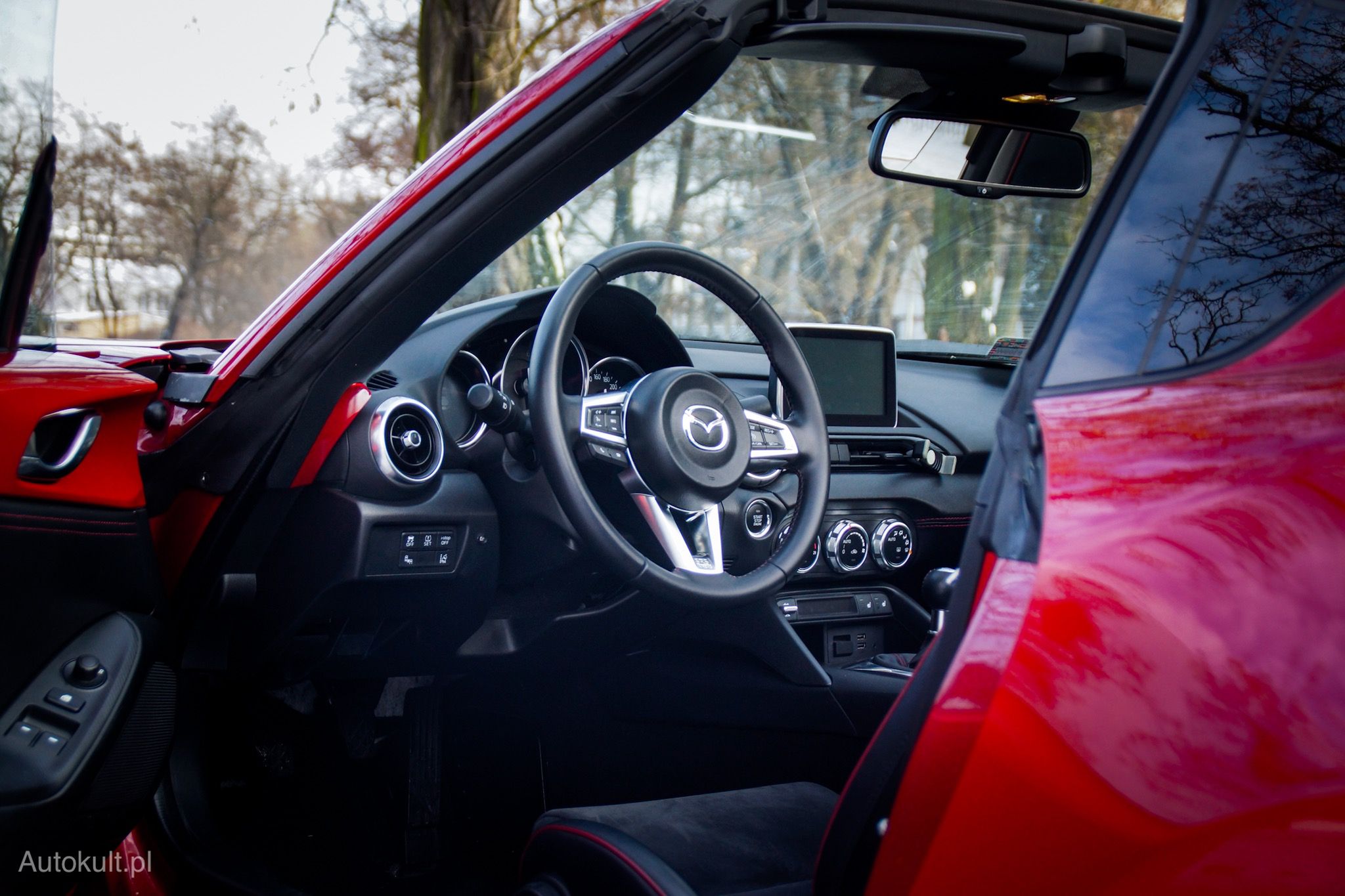 Ciasne wnętrze MX-5 jest bardzo dobrze wykonane.