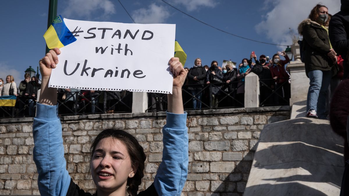 Protest przeciw wojnie na Ukrainie zorganizowany w Atenach 27 lutego. 