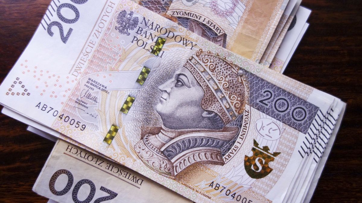 reporter_stock
21.04.2017 Lodz. Banknoty dwustuzlotowe z krolem Zygmuntem I Starym. Fot. Piotr Kamionka/REPORTER
Piotr Kamionka/REPORTER