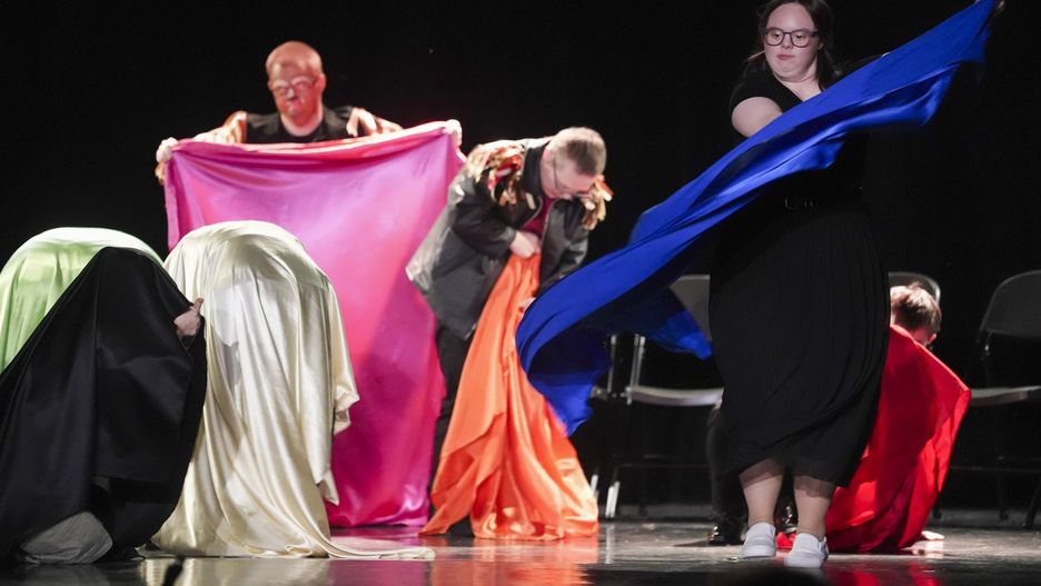 Spektakl &#34;Piękna i Bestia&#34; Teatru &#34;Czy TAK, czy NIE?&#34; fundacji Dorotkowo