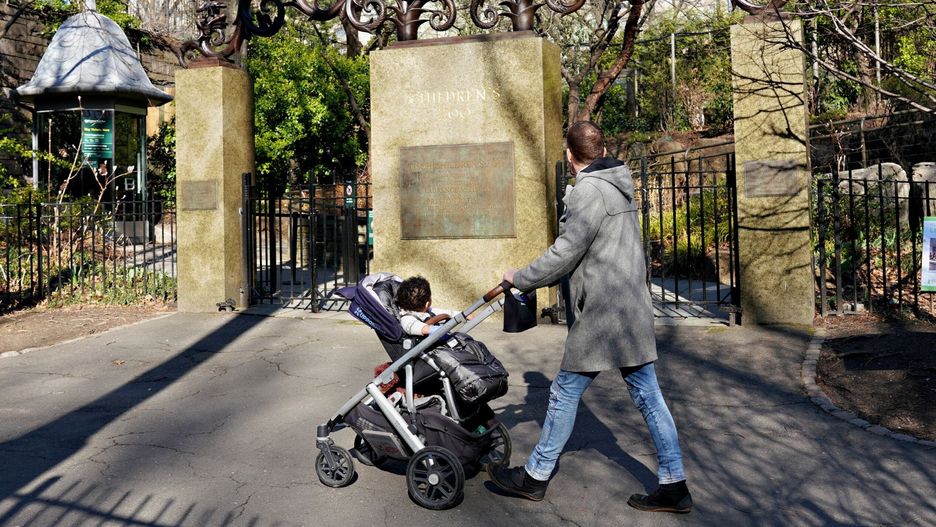Lekarka mówi o zakładaniu maseczek małym dzieciom