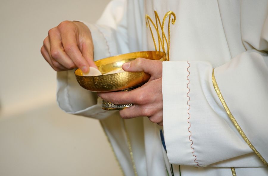 Hostia przybrała krwistoczerwony kolor. Naukowcy negują "cud"