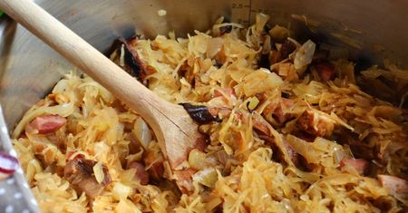 Gdy po świętach zostają mi wędliny, robię z nich bigos. Ten przepis jest hitem