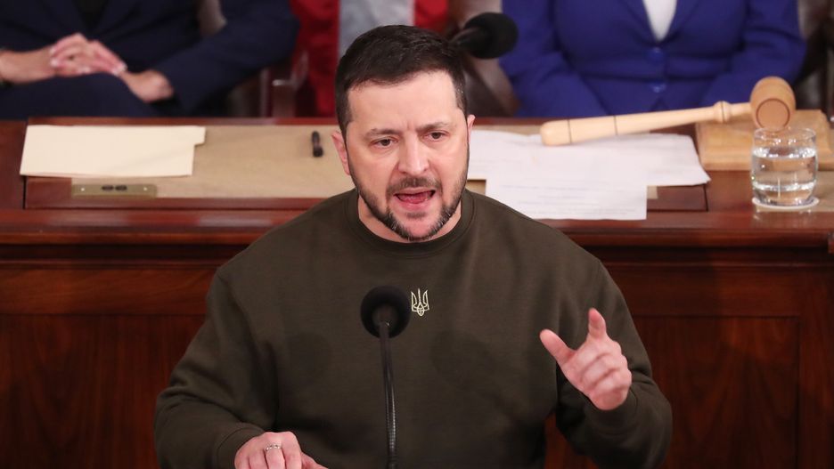 Ukrainian President Volodymyr Zelensky delivers an address to a joint meeting of the United States Congress in the House of Representatives chamber on Capitol Hill in Washington DC, USA, 21 December 2022. Zelensky is on his first known foreign trip since Russia invaded Ukraine more than 300 days ago, travelling to the US on a high-stakes visit to secure support for his war effort. EPA/MICHAEL REYNOLDS Dostawca: PAP/EPA.