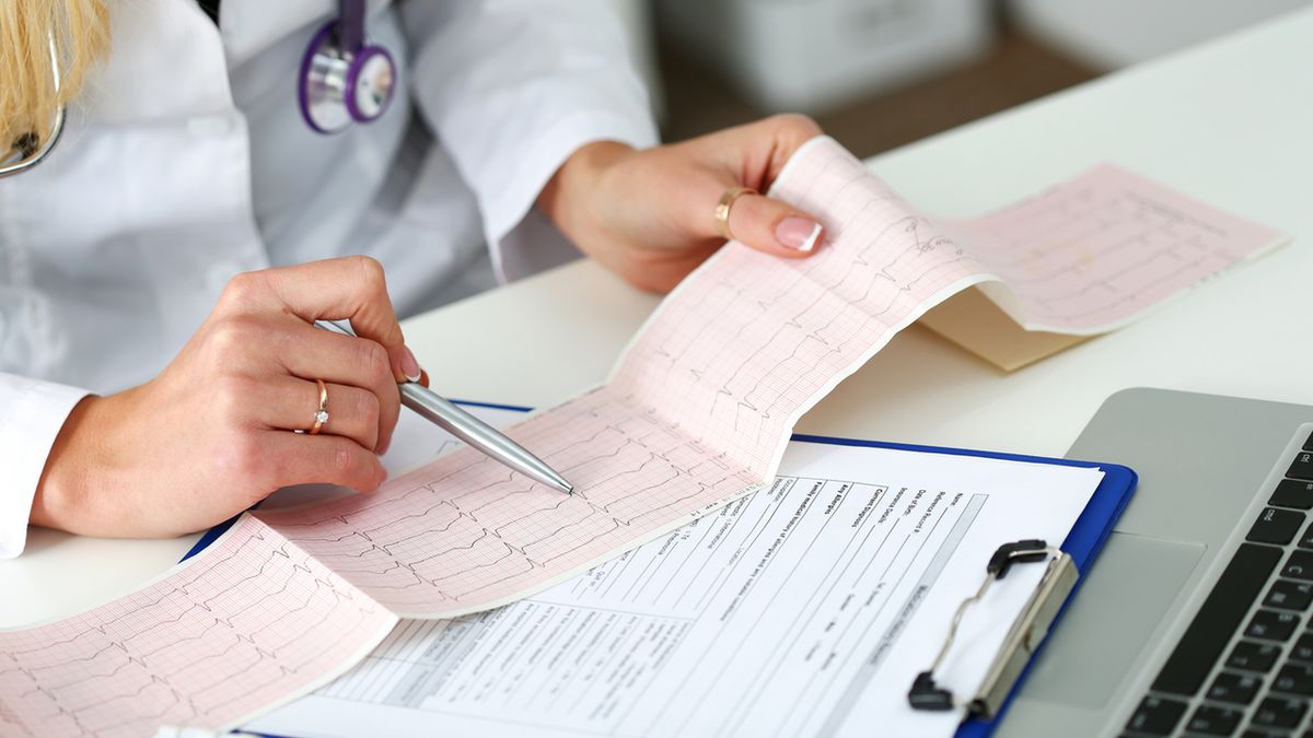 Kardiolog zajmuje się chorobami serca i naczyń krwionośnych.