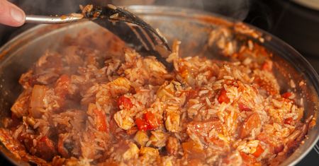 Zapomnij o risotto i paelli. To danie z jednego garnka smakuje znacznie lepiej