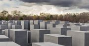 Turysta spadł z pomnika ofiar Holocaustu. Został poważnie ranny