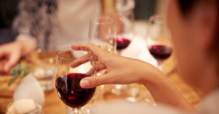 Masz zaćmę? Alkohol może pomóc w jej leczeniu. "Tylko w określonej ilości"