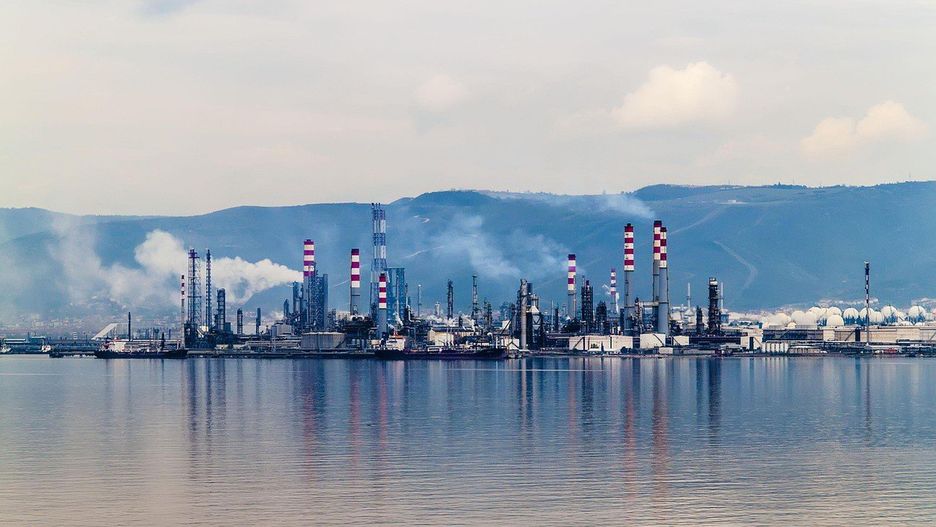 Przyszłość światowego systemu energetycznego pozostaje na rozdrożu - między dążeniem do zerowej emisji netto a długotrwałą dominacją paliw kopalnych.