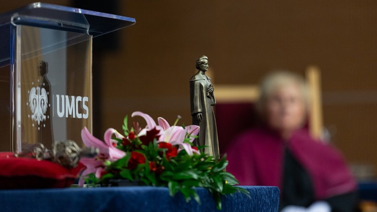 Pamiątkowa statuetka z wizerunkiem patronki UMCS - Marii Curie-Skłodowskiej