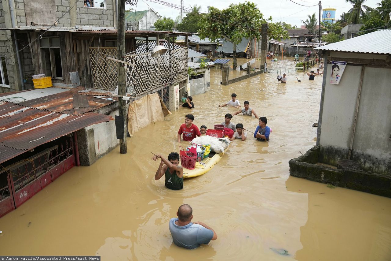 Tajfun uderzył w Filipiny. Zalane wioski i pozrywane dachy
