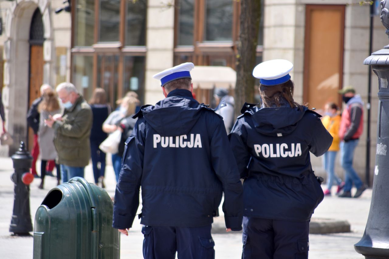 Kraków: Półnagi mężczyzna z młotkiem. Policja komentuje medialne doniesienia