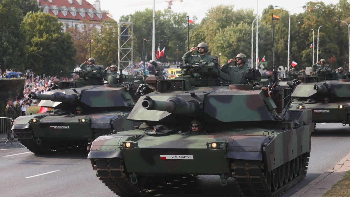 Warszawa, 15.08.2024. Defilada z okazji Święta Wojska Polskiego na Wisłostradzie w Warszawie, 15 bm. W defiladzie biorą udział żołnierze wszystkich rodzajów Sił Zbrojnych RP, a także wojsk i struktur sojuszniczych: ze Stanów Zjednoczonych, Wielkiej Brytanii i Rumunii, reprezentacji Eurokorpusu i Centrum Szkolenia Sił Połączonych NATO. (aldg) PAP/RLeszek Szymański