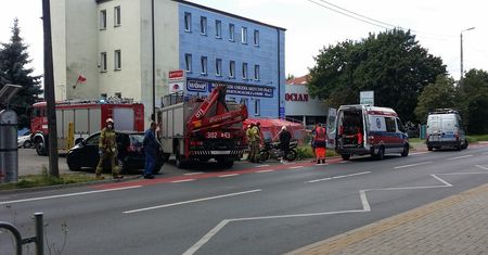 Motocyklista chciał wyprzedzić volkswagena. Spowodował kolizję, trafił do szpitala