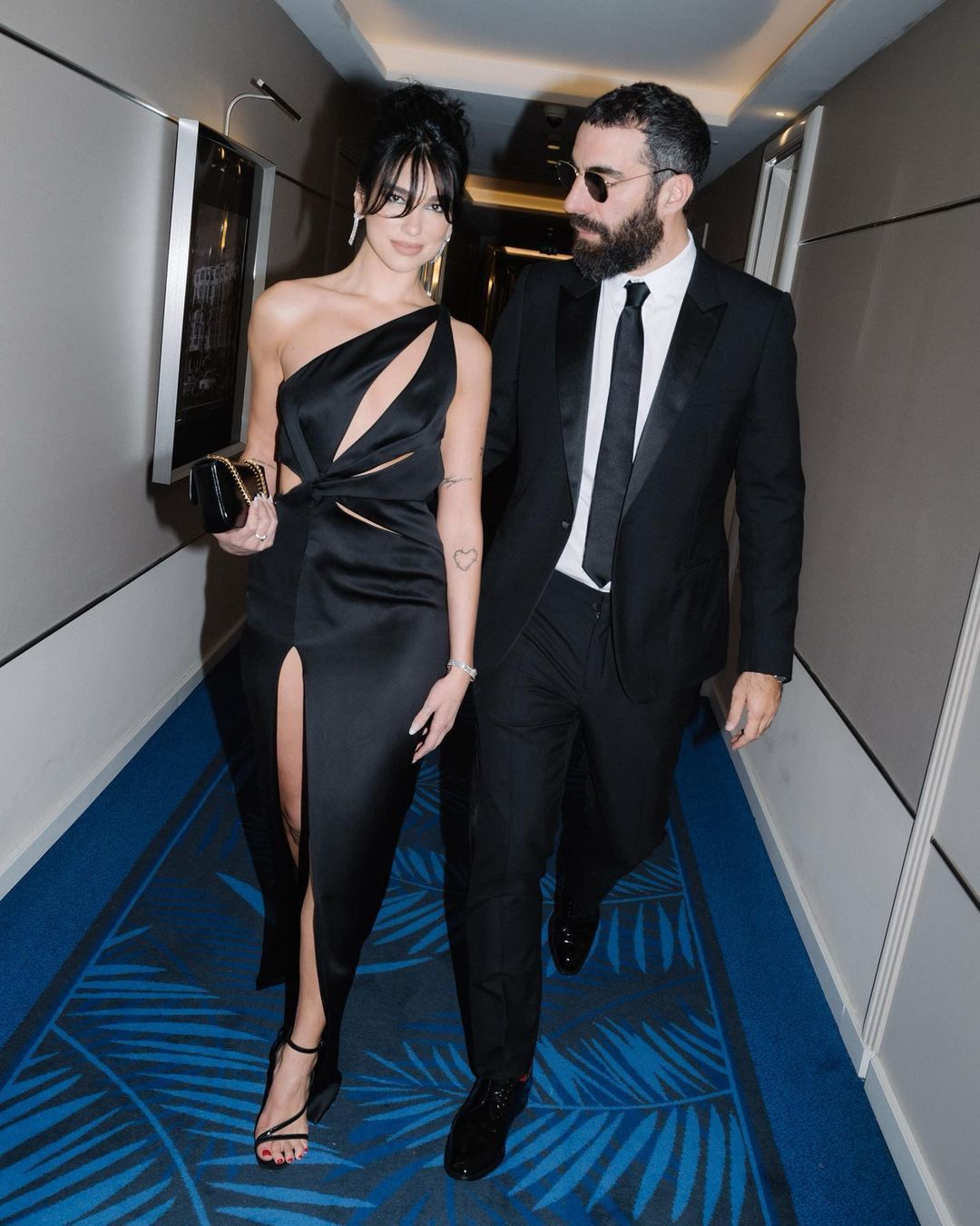 Dua Lipa w sukience z wycięciami 