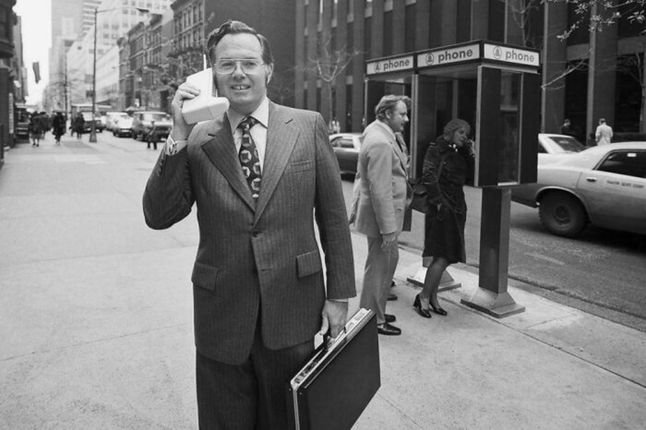 Wiceprezes Motoroli John F. Mitchell, pokazujący przenośny radiotelefon. USA, 1973.