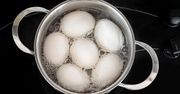 Dodaj kilka kropli do gotowania jaj. Skorupka zejdzie w mig