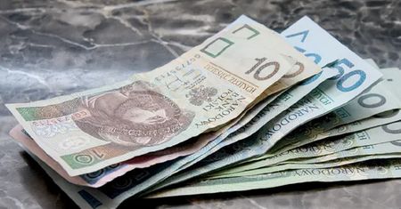 Klamka zapadła. Polacy dostaną 2520 zł dodatku