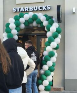 Otwarcie Starbucksa w Lublinie. W kolejce do lokalu ustawiło się kilkaset osób