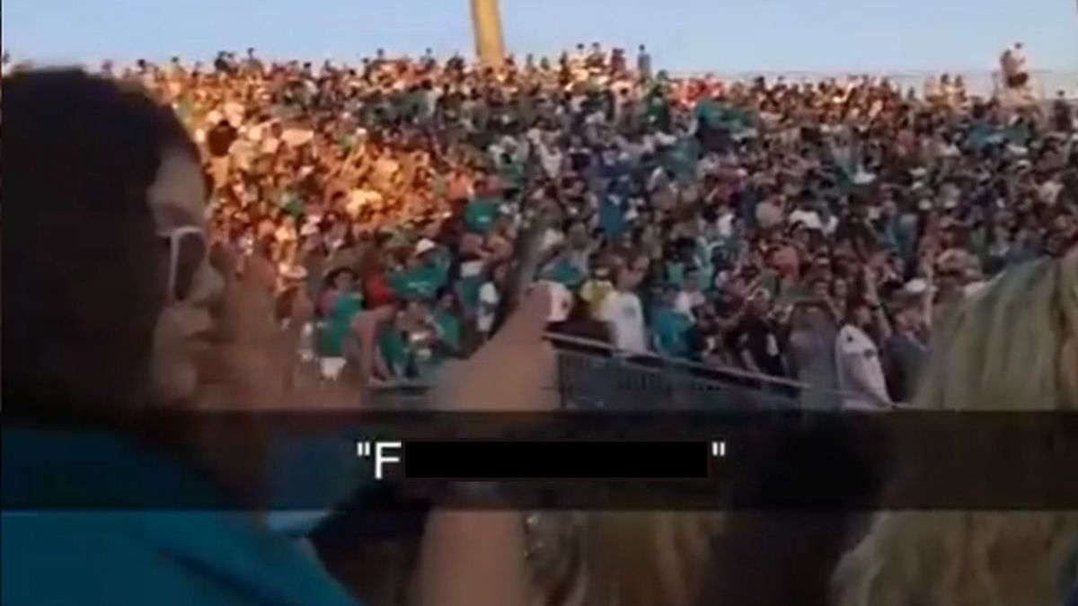 Kibice na meczu futbolu amerykańskiego 