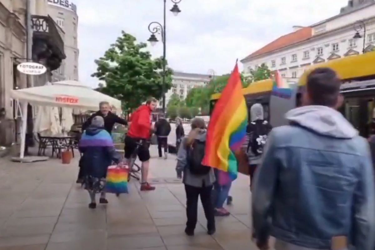 Warszawa. Marsz aktywistów LGBT. Policjanci musieli ostro interweniować
