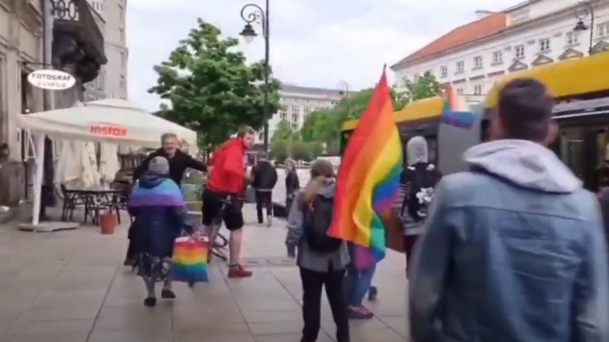 Wtorkowa pikieta na Krakowskim Przedmieściu nie miała spokojnego przebiegu. Doszło do wielu nieprzyjemnych oraz kontrowersyjnych wydarzeń