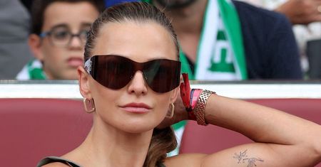 Skończyła 37 lat. Zapozowała na kanapie z Robertem