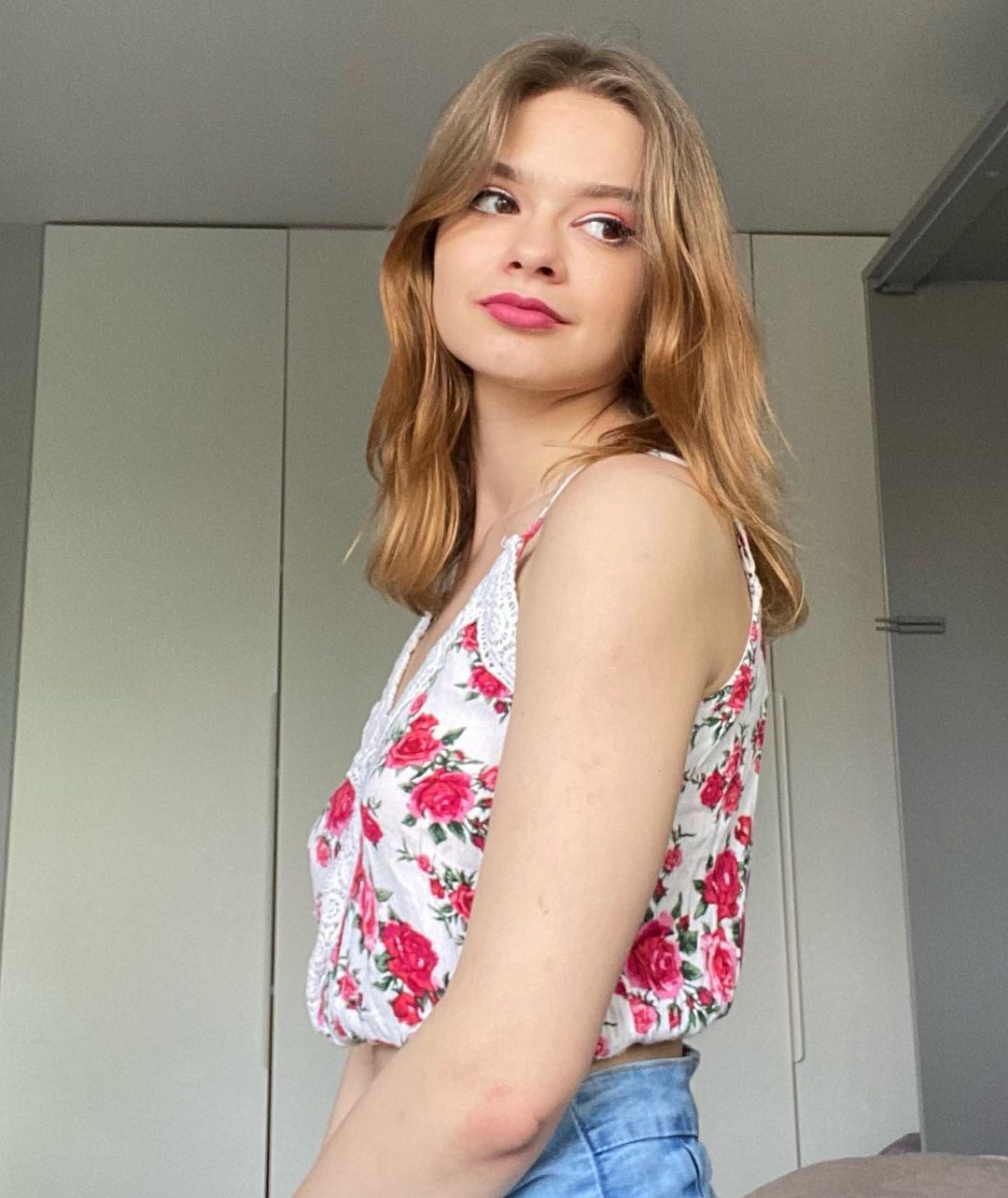 Julia Wróblewska ma nową pracę. Zdecydowała się zatrudnić w restauracji jako kelnerka 